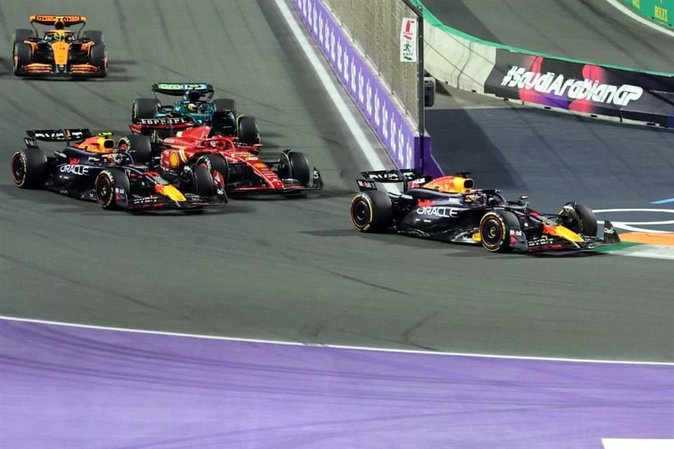 El piloto mexicano batalló en la arrancada con Charles Leclerc, quien no le dejó espacio para quedarse en la primera fila desde el inicio.