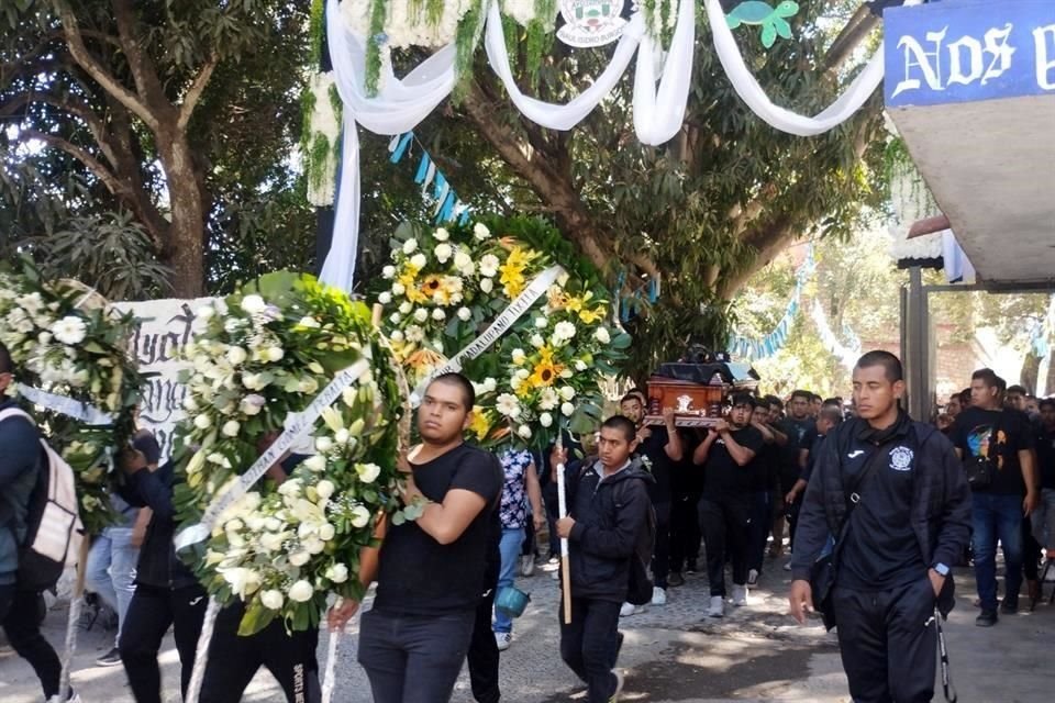 Los normalistas vistieron una playera negra en señal de luto.