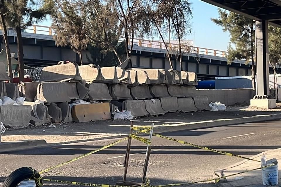 Una mujer que viajaba en la parte trasera de una moto falleció al caer al vacío desde un puente vehicular en calles de la Alcaldía Venustiano Carranza.