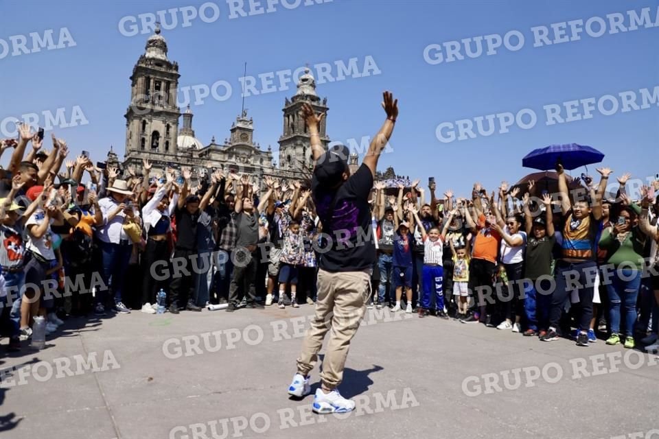 Fans de Dragon Ball se dieron cita a raíz de una convocatoria en redes sociales para llevar a cabo una última 'genkidama' en honor a Akira Toriyama.