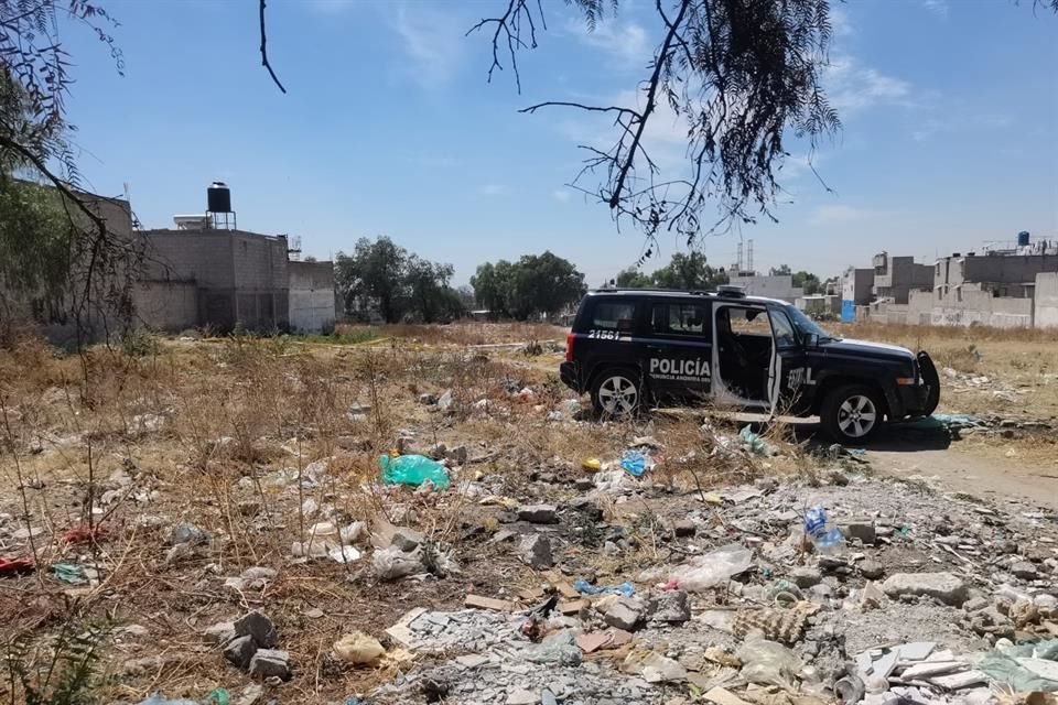 Vecinos dieron aviso a las autoridades de un cuerpo con impactos de bala entre la maleza de un lote baldío cerca de la Calle Embajada de Grecia. 