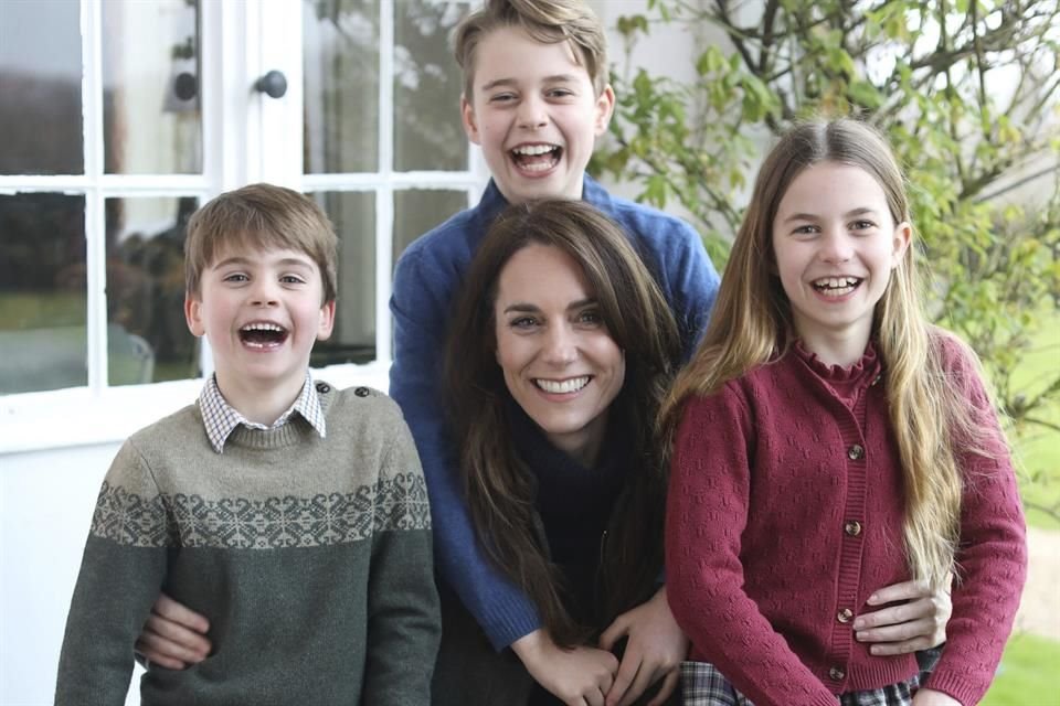 La Princesa de Gales posteó una fotografía junto a sus tres hijos.