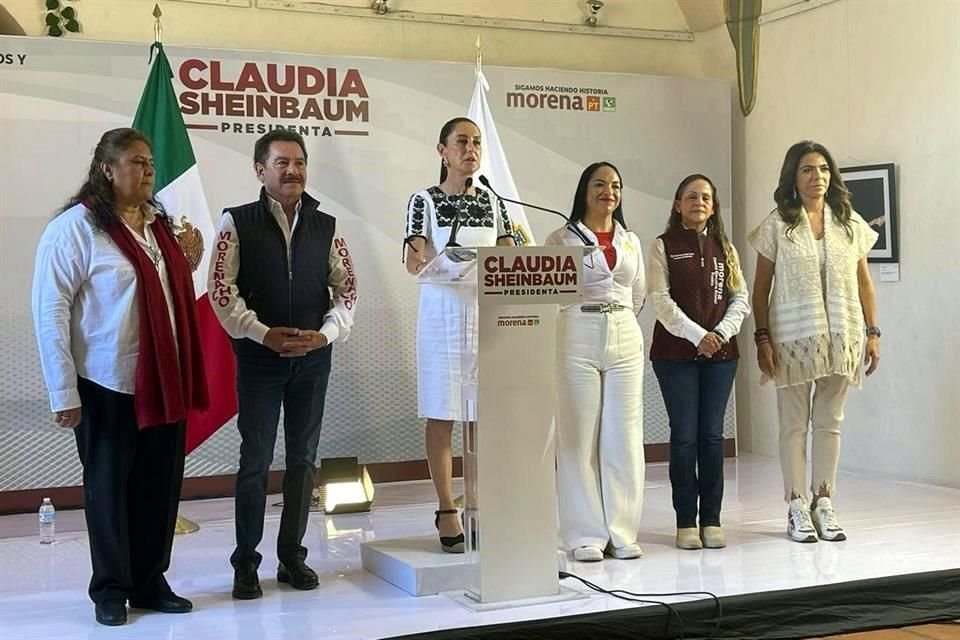 En su conferencia, Sheinbaum estuvo acompañada de candidatos al Congreso federal y de dirigentes locales de Morena.