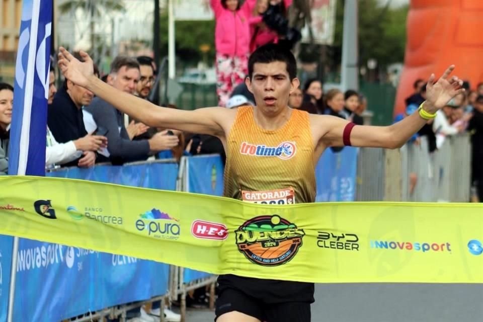 Simón Martínez fue el vencedor del 10K con un tiempo de 32'01'.