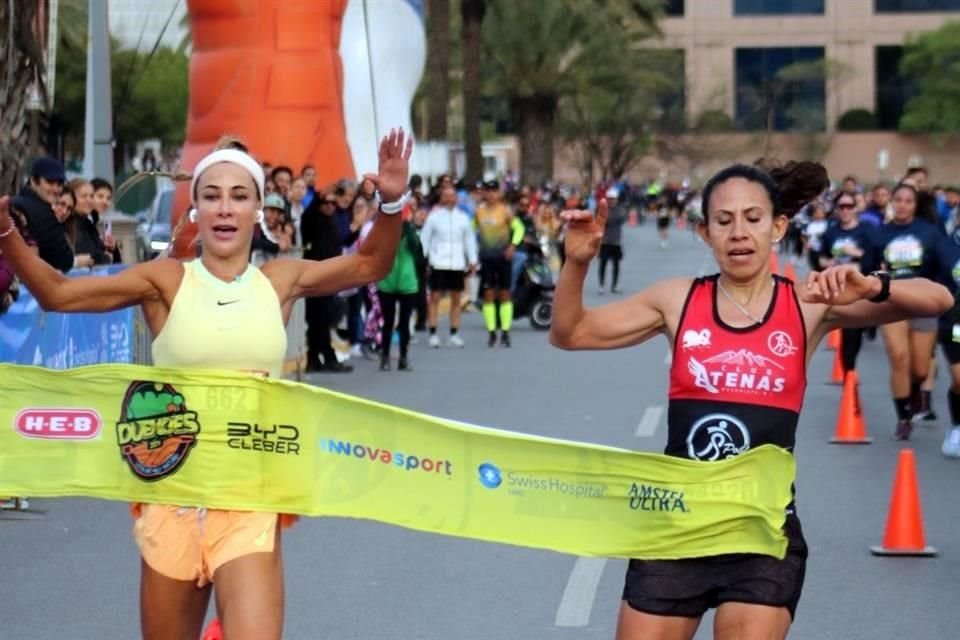 Victoria Martínez (izq.) y Yeini Santacruz llegaron con una diferencia de apenas una décima de segundo; Santacruz fue la vencedora.