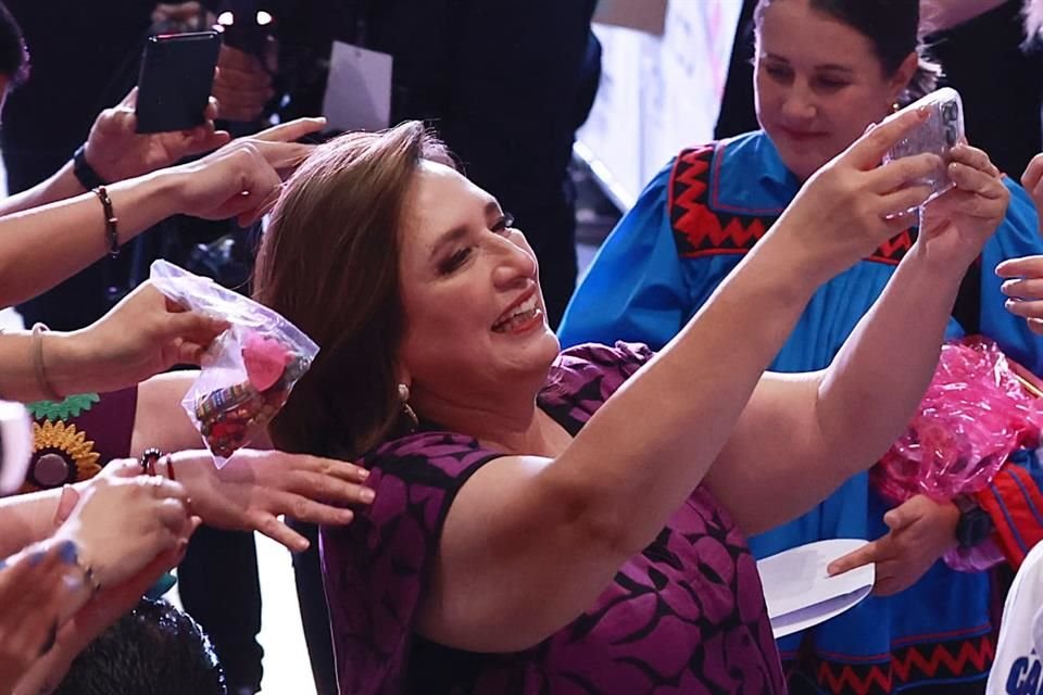 La candidata Xóchitl Gálvez pidió que sus simpatizantes aporten a su campaña, para poder colocar más espectaculares y pintar más bardas.