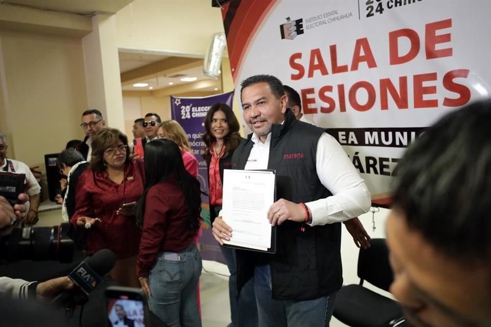 Pérez Cuéllar en su registro ante la  Asamblea Municipal Electoral de Juárez.