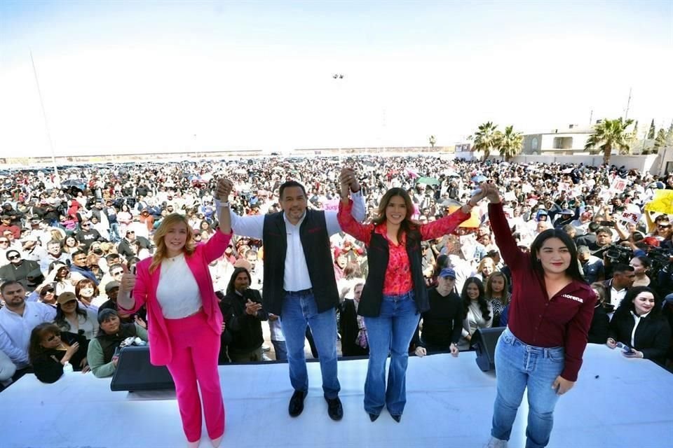 Afuera de la Asamblea Municipal Electoral de Juárez, Pérez Cuéllar fue apoyado por cientos de personas.