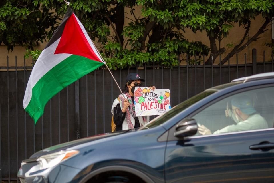 Mientras los famosos llegan a la gala, los protestantes  pro palestinos están ondeando banderas y pancartas pidiendo cese al fuego.