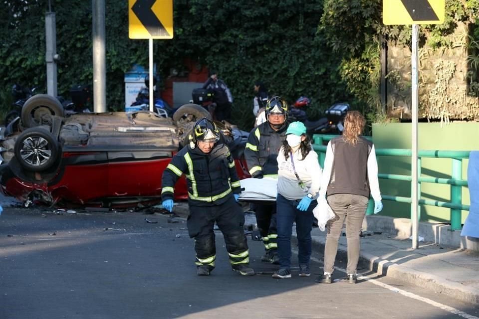 Luego de una volcadura, dos jóvenes de entre 30 y 35 años fallecieron en la Alcaldía Álvaro Obregón.