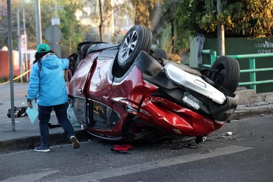 Una camioneta se impactó en la Calzada Santa Catarina, y sus ocupantes salieron proyectados al exterior del vehículo.