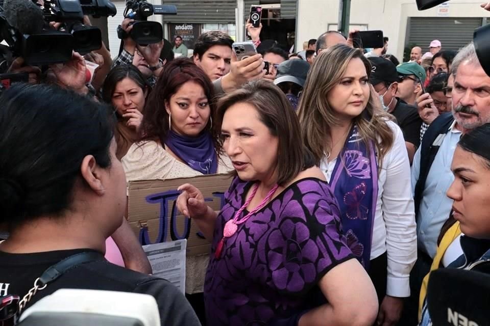 Xóchitl Gálvez se reunió con mujeres víctimas de violencia frente a las instalaciones de la Fiscalía General de la Ciudad de México.