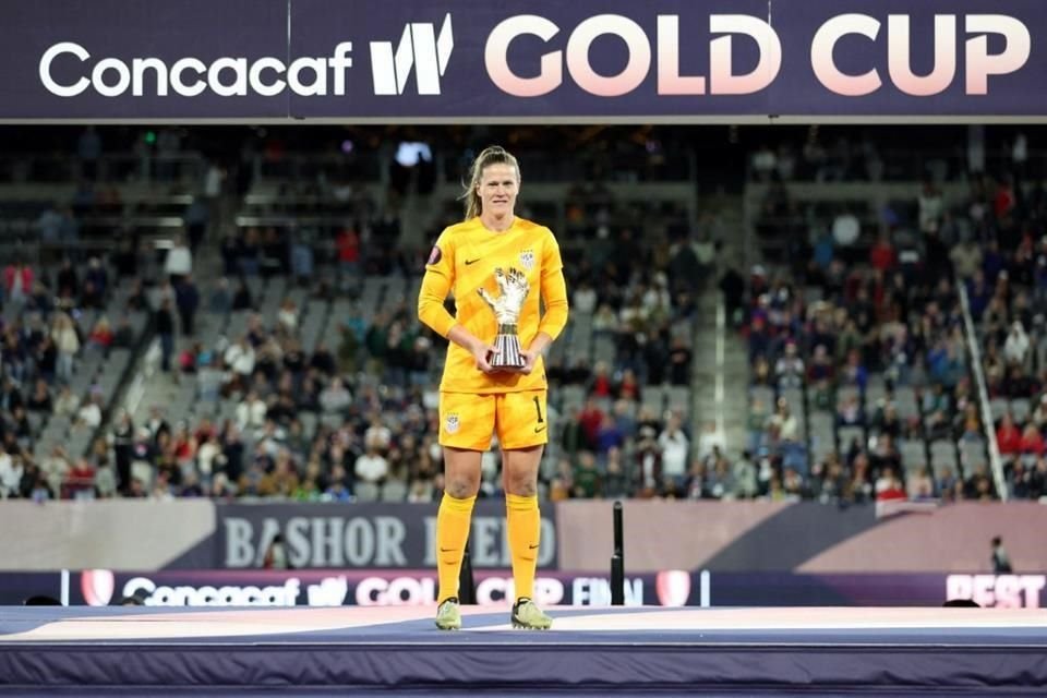 Alyssa Naeher fue premiada como la mejor guardameta del torneo, además de que sus compañeras Lindsey Horan y Jaedyn Shaw, recibieron sus trofeos al Fair Play y a la Mejor Jugadora del torneo.