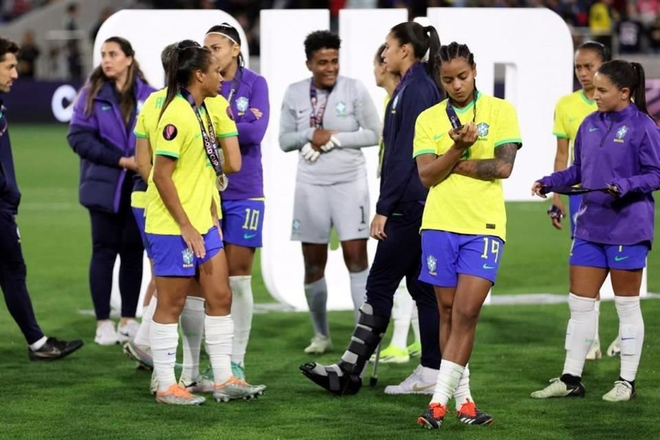 Las brasileñas recibieron su medalla de plata tras la derrota, pero le pelearon a las anfitrionas hasta el último momento.