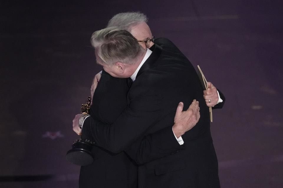 Nolan abrazó a Steven Spielberg al ganar el Óscar.