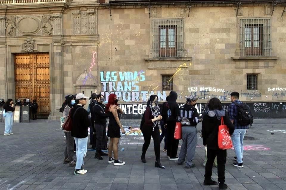 Integrantes de la comunidad Trans protestaron afuera de Palacio Nacional para exigir alto a la violencia transfóbica.