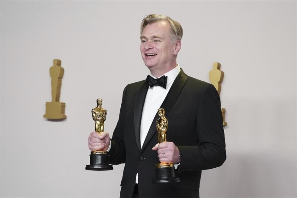 Christopher Nolan posa en la sala de prensa con los premios al mejor director y a la mejor película por 'Oppenheimer'