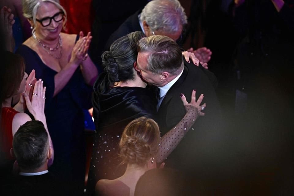 Christopher Nolan y la productora Emma Thomas se besan.
