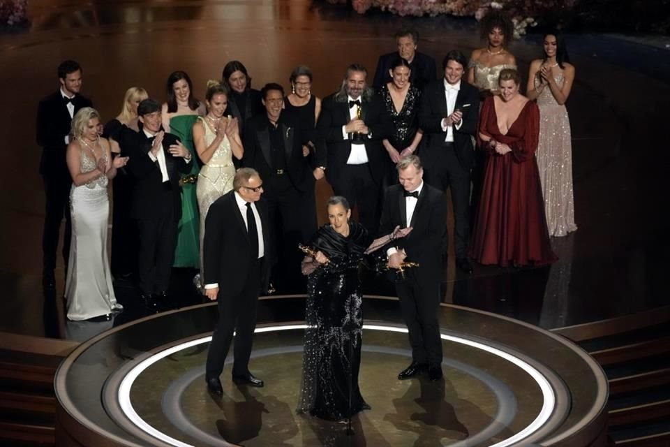 El elenco y el equipo de 'Oppenheimer' reciben el premio a mejor película en los Óscar el domingo 10 de marzo de 2024, en el Teatro Dolby en Los Ã?ngeles.