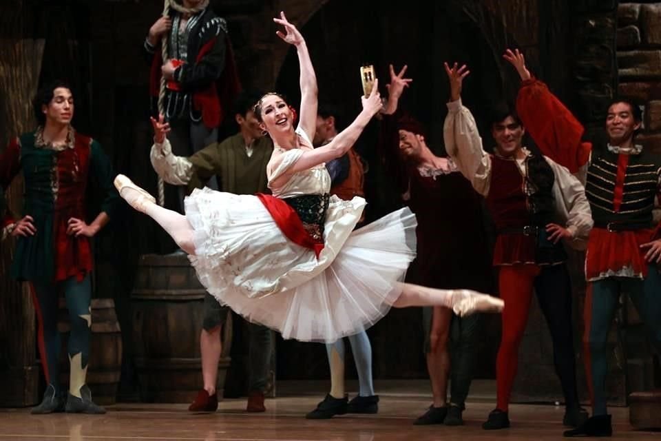 En su despedida, la primera bailarina se lució en 'La Esmeralda', de Marius Petipa.