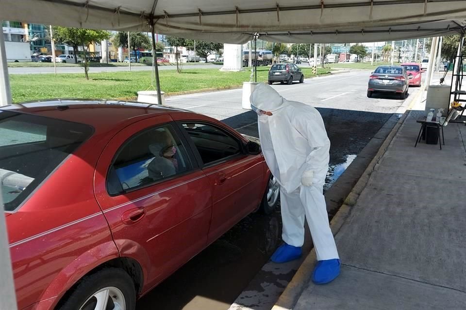 Personal del drive thru en Sendero informó a conductores que llegaron después de las 9:00 horas de la terminación de las pruebas.