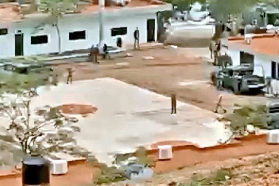 Ante la mirada de soldados, hombres destruyen con retroexcavadoras el helipuerto del cuartel militar de Aguililla, localizado en un cerro.