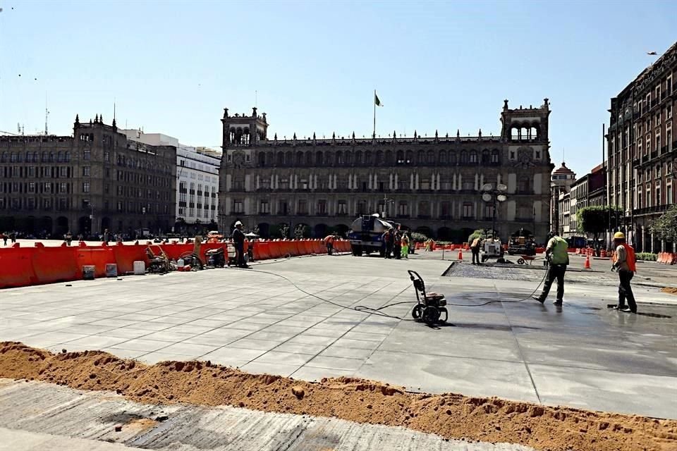 Pese a la afluencia de personas, las obras de peatonalización en el Zócalo siguen su avance.