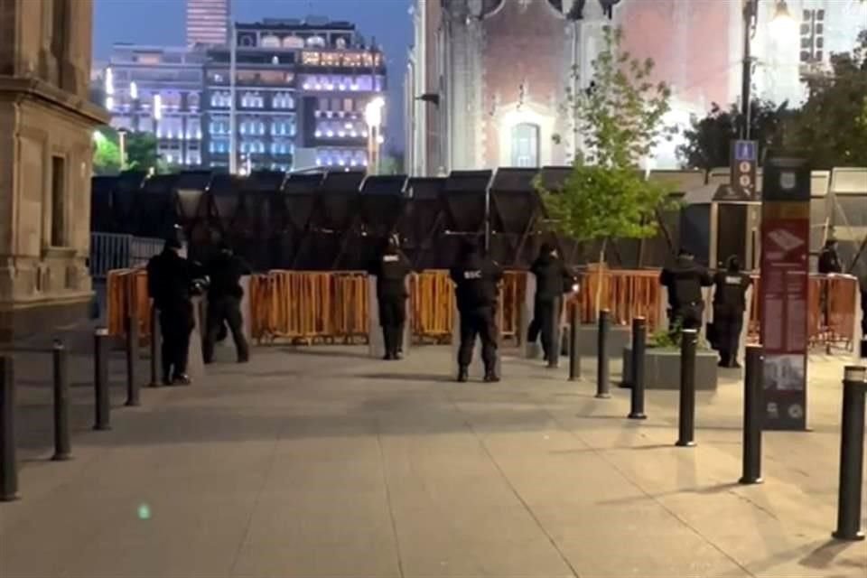 Vallas instaladas para marcha del Día Internacional de la Mujer siguen en Palacio Nacional, mientras que protocolo de acceso fue ajustado.