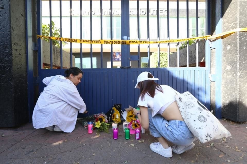 Los alumnos colocaron veladoras en el plantel donde ocurrió el crimen.