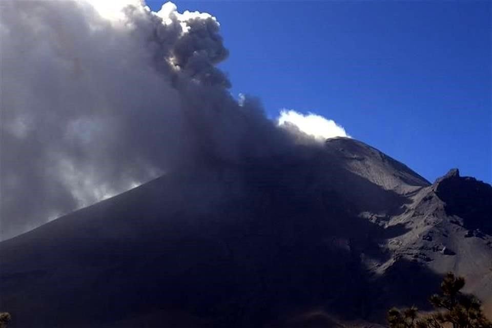 El volcán durante su actividad de esta mañana.