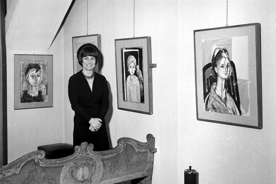 Françoise Gilot posa junto a su obra en una exposición individual realizada en Milán, Italia, en 1965.