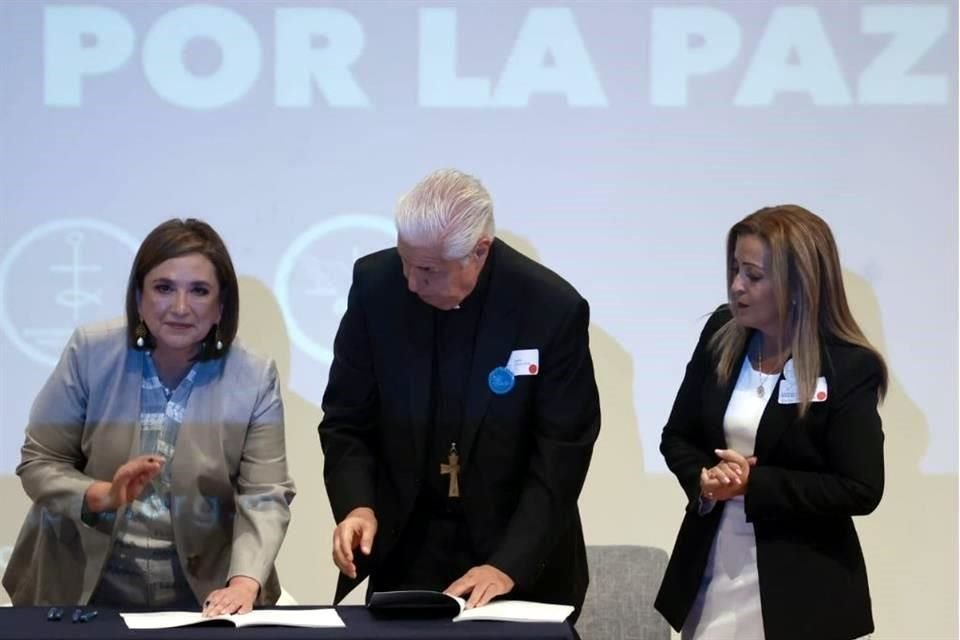 Xóchitl Gálvez, candidata de Oposición, acudió a firmar el Compromiso de Paz que elaboró la Iglesia Católica y asociaciones civiles.