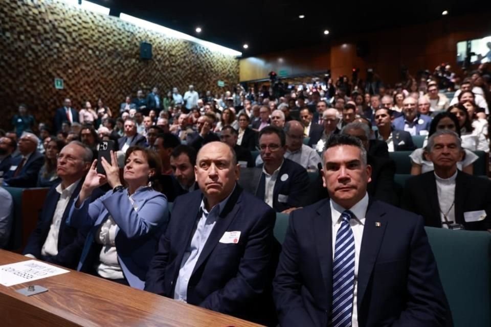 También acudieron al evento algunos representantes del PRI, como el coordinador de seguridad de su campaña, Humberto Moreira, y el líder nacional, Alejandro Moreno.