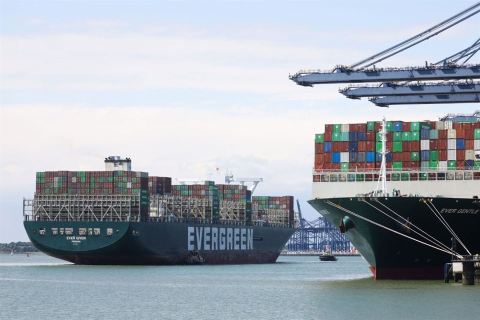 Los buques evitan el paso por el Canal de Suez o contratan escoltas navales debido a los ataques de los hutíes, grupo rebelde de Yemen.