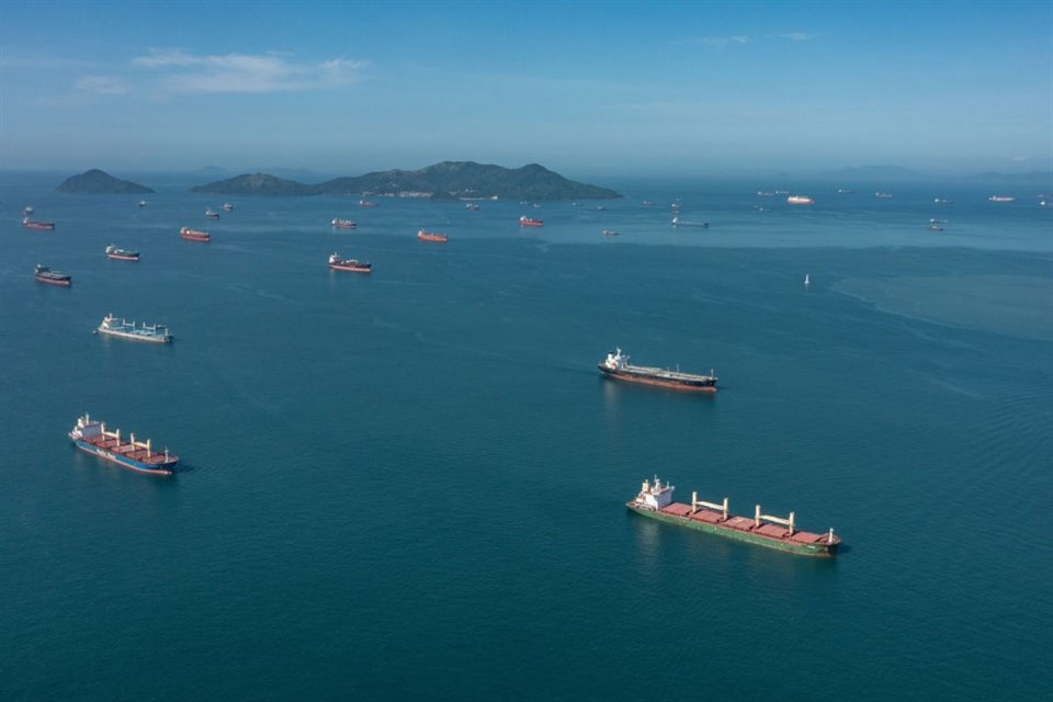 Barcos cargueros hacen fila para cruzar el Canal de Panamá luego de que el operador redujo el número de cruces debido a la sequía.