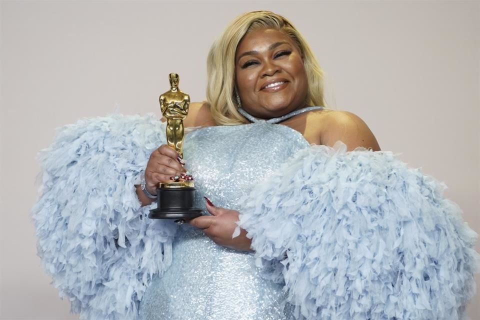 Da'Vine Joy Randolph posa en la sala de prensa con el premio a mejor actriz de reparto por su papel en 'The Holdovers'