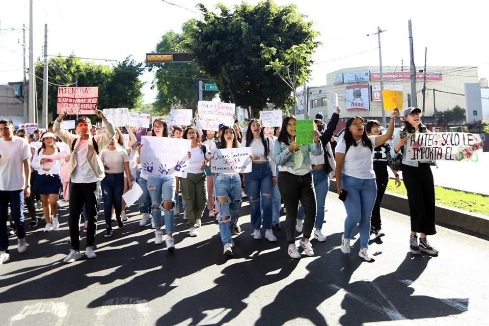 Tras dos horas de protestas por parte de estudiantes de la UTEG en el plantel de la Calle Héroes Ferrocarrileros, las autoridades universitarias se abrieron al diálogo.