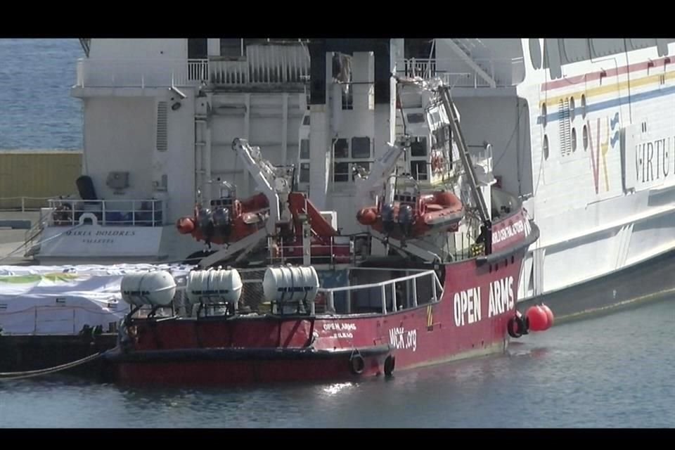 Un barco de la ONG española Open Arms, amarrado en el puerto de la ciudad de Larnaca, en Chipre.