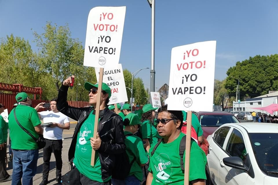 Con vapeadores, carteles y lonas, los activistas se posicionaron en busca de una comisión con algunos diputados que apoyan la regulación.