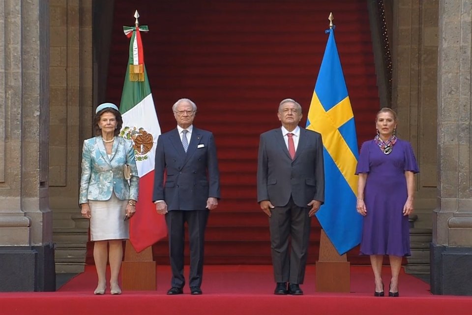 El Presidente López Obrador recibe a los reyes de Suecia, Carlos XVI Gustavo y Silvia, en el Patio de Honor de Palacio Nacional.