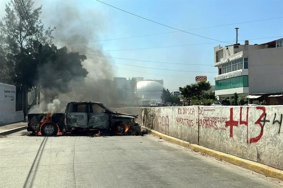 De acuerdo con reportes, los normalistas quemaron al menos 10 vehículos.