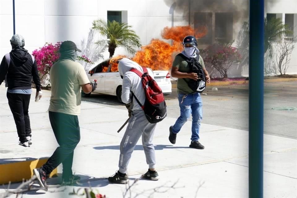 Los estudiantes quemaron vehículos adentro de la Fiscalía.