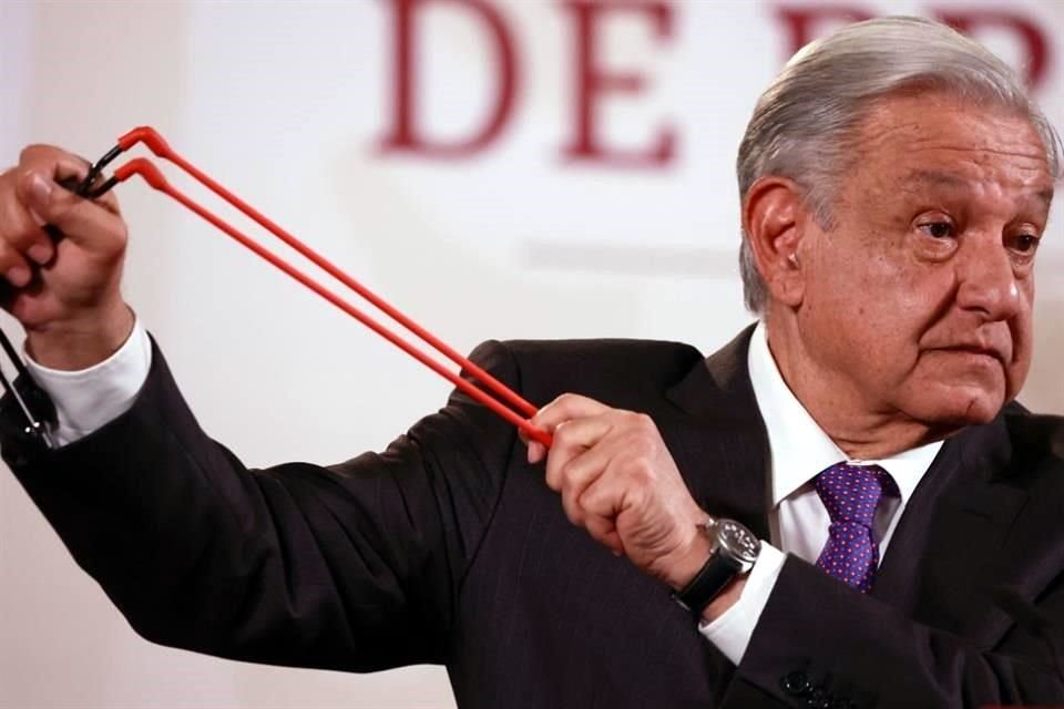 El Presidente López Obrador pidió una bolsita durante su conferencia mañanera, y de ella sacó esta resortera, piedras y un balín.