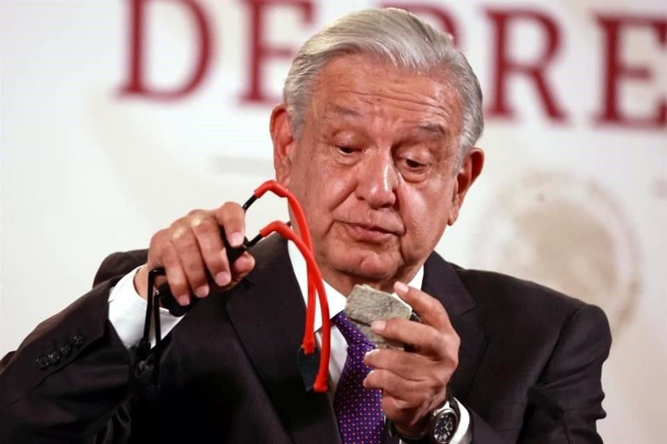 López Obrador mostró cómo se utiliza la resortera, con la cual, dijo, los normalistas y algunos encapuchados atacaron Palacio Nacional.