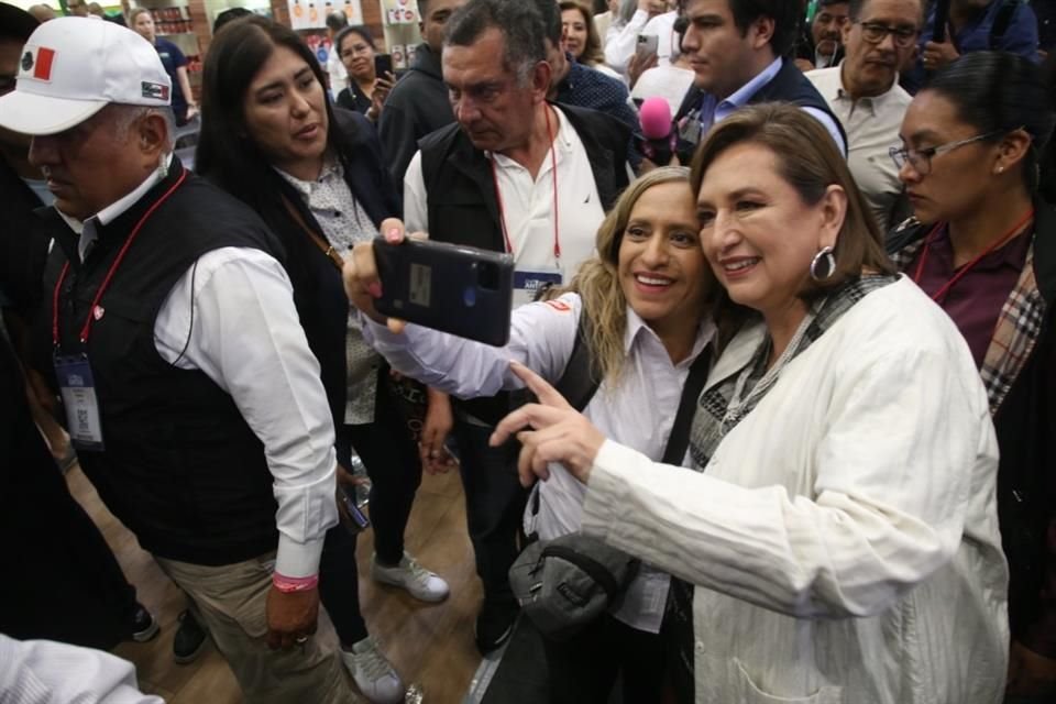 En Expo Antad 2024, la abanderada del PAN, PRI y PRD se tomó fotos con algunos asistentes.
