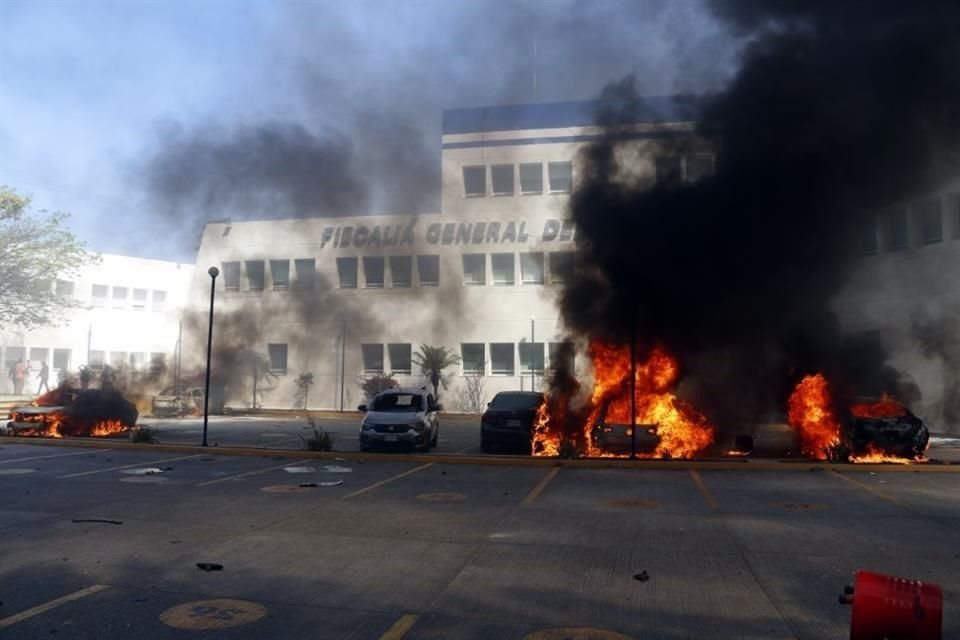 El ataque a la Fiscalía dejó 24 heridos y 11 vehículos incendiados.