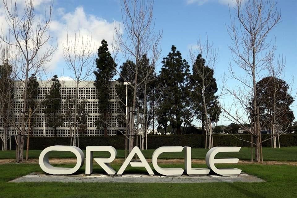 Oracle fue fundada por Larry Ellison en 1977.