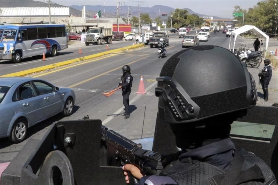 La Policía estatal mantiene un puesto de control de seguridad en la entrada de Chilpancingo, México.