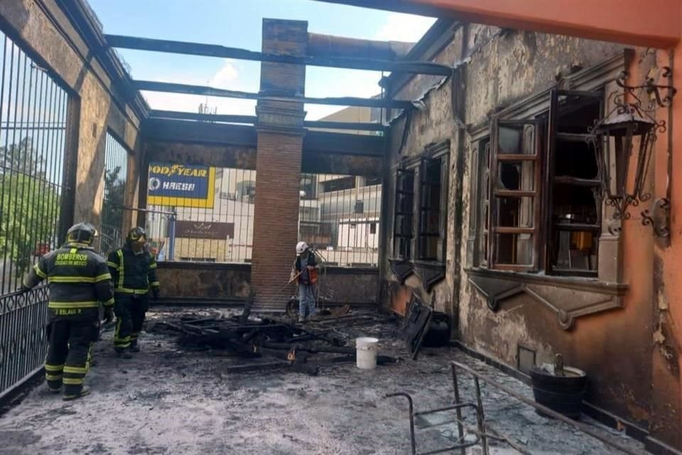 Bomberos informaron que el fuego se controló en su totalidad, y que afectó dos juegos de madera.