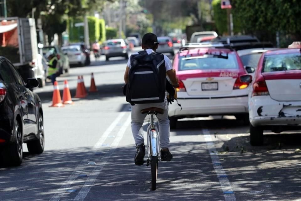 En ciclovías, como la de Obrero Mundial, la falta de señalización, bolados y postes pone en riesgo a los ciclistas.